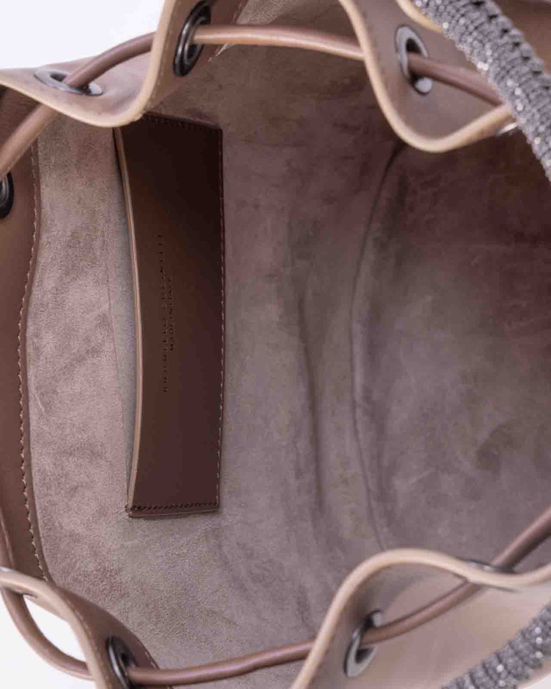 shop BRUNELLO CUCINELLI  Borsa: Brunello Cucinelli borsa bucket in vitello con Precious Braided Hanlde.
Chiusura con coulisse.
Tracolla regolabile e removibile.
Manico.
Fodera in pelle.
1 slot per carte e biglietti da visita.
Decorazione in monile Nickel-free.
La borsa misura circa 17 cm in lunghezza, 12 cm in larghezza e 22,5 cm in altezza.
Composizione: 100% vera pelle.
Made in Italy.. MBHED2580-C8772 number 3184012